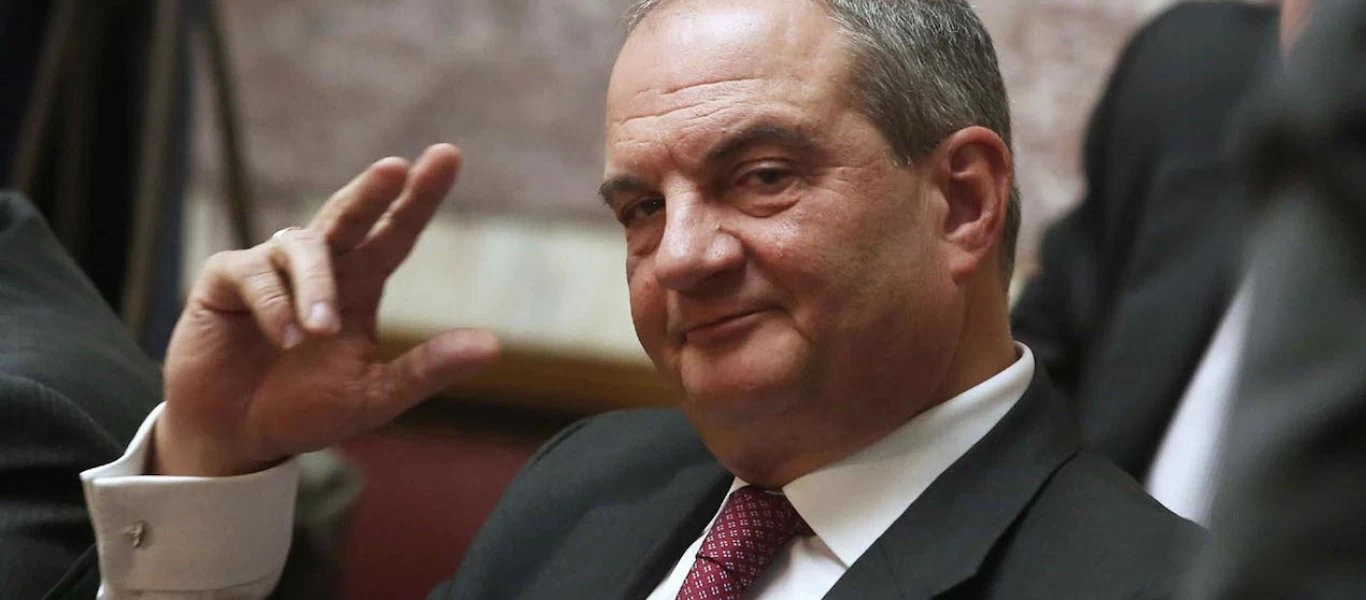 Αγνώριστος ο Κώστας Καραμανλής στη Βουλή - Αδυνατισμένος και με μούσι (φώτο)